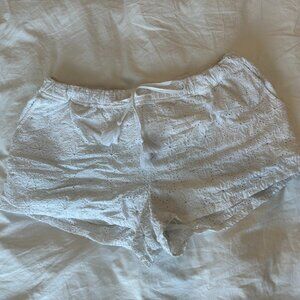 Vineyard Vines White Eyelet Shorts Size Large Elastic waist band 2in inseam